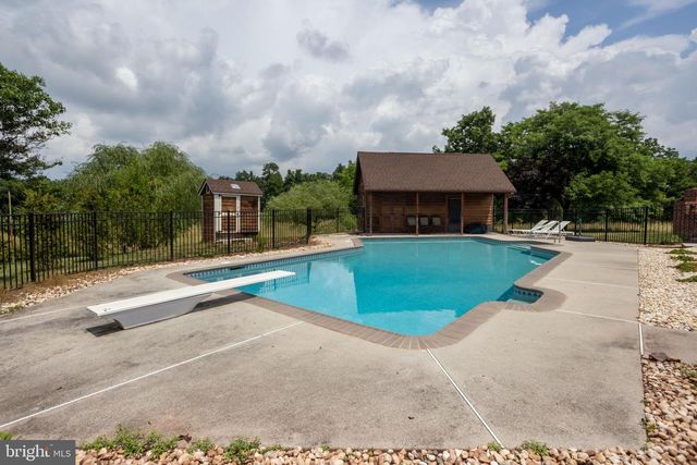 38 HOFFMAN RD, East Berlin, PA 17316