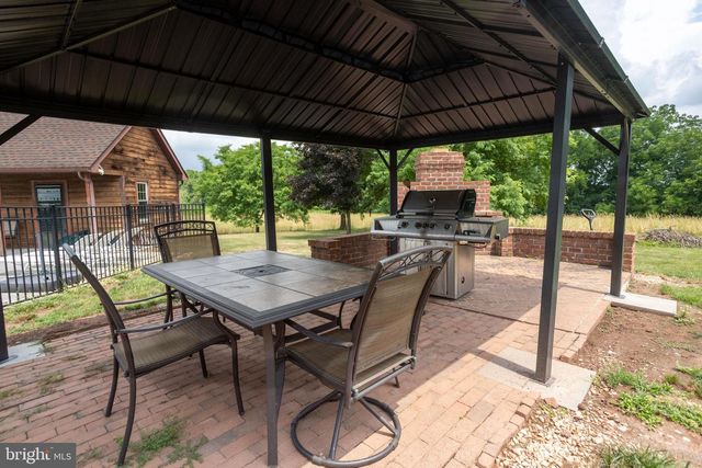 38 HOFFMAN RD, East Berlin, PA 17316
