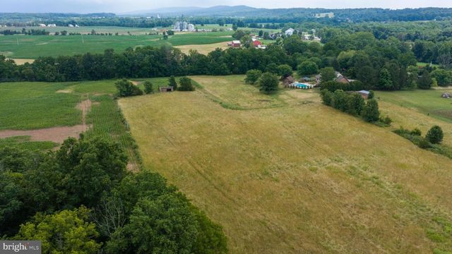38 HOFFMAN RD, East Berlin, PA 17316