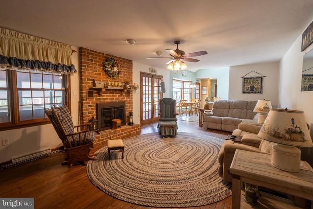 38 HOFFMAN RD, East Berlin, PA 17316