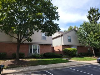 137 White Oak Court 1, Schaumburg, IL 60195