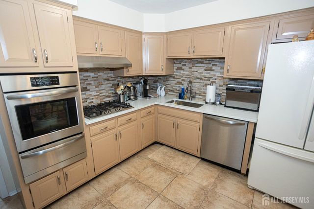 2 Wisz Place, Sayreville, NJ 08872