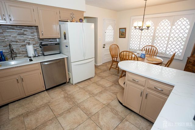 2 Wisz Place, Sayreville, NJ 08872