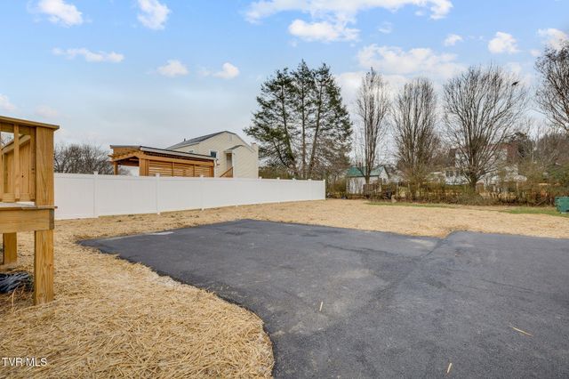 212 West H Street, Elizabethton, TN 37643