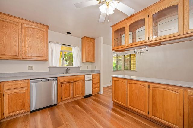 950 Trestle Glen Way, Sacramento, CA 95831