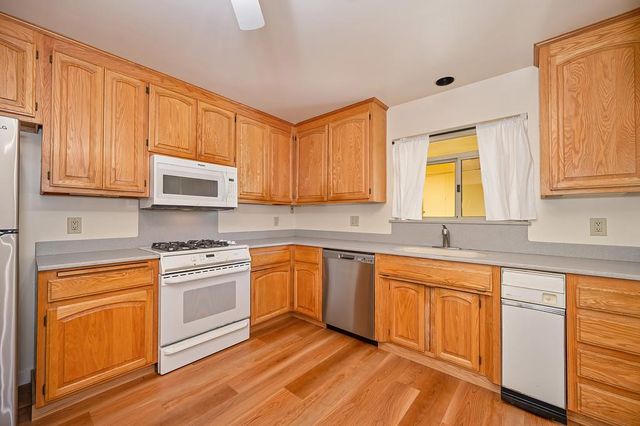 950 Trestle Glen Way, Sacramento, CA 95831