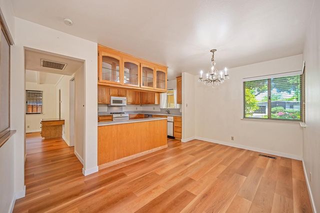 950 Trestle Glen Way, Sacramento, CA 95831