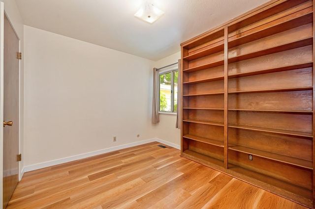 950 Trestle Glen Way, Sacramento, CA 95831