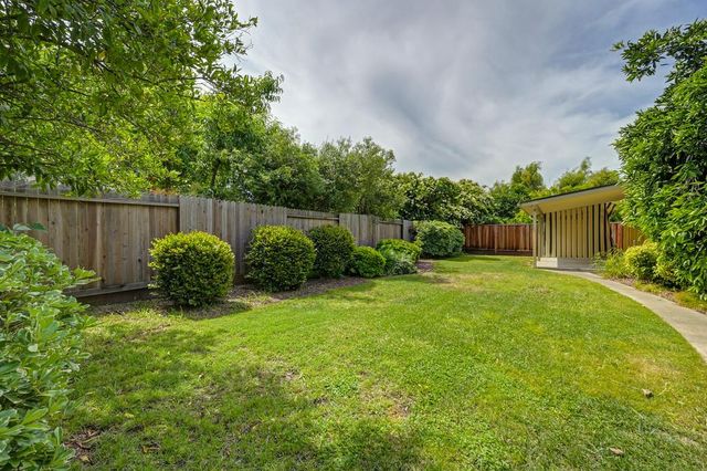 950 Trestle Glen Way, Sacramento, CA 95831