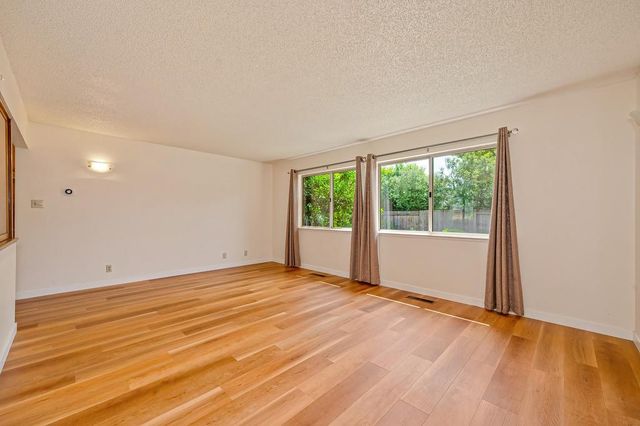 950 Trestle Glen Way, Sacramento, CA 95831