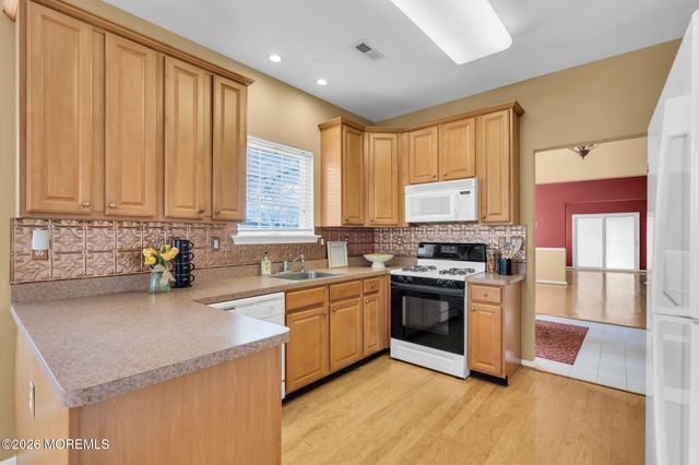 2 Chambord Court, Manchester, NJ 08759