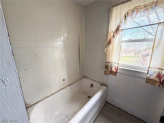 2233 Glenwood Avenue, Youngstown, OH 44511