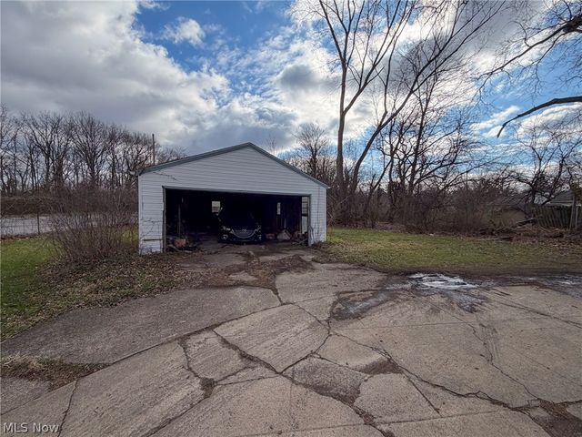 2233 Glenwood Avenue, Youngstown, OH 44511