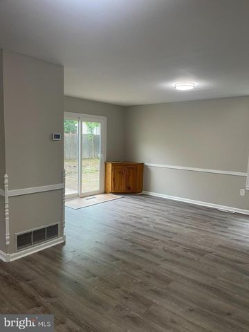35 HONEYSUCKLE DR, Newark, DE 19702