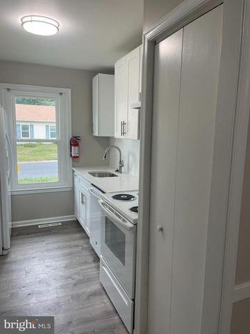 35 HONEYSUCKLE DR, Newark, DE 19702