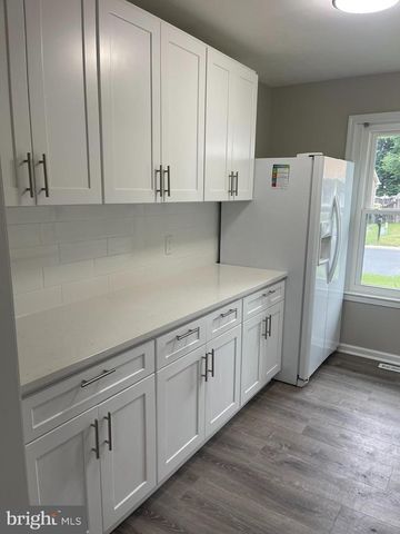 35 HONEYSUCKLE DR, Newark, DE 19702