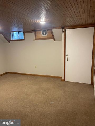 35 HONEYSUCKLE DR, Newark, DE 19702