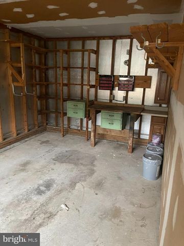 35 HONEYSUCKLE DR, Newark, DE 19702