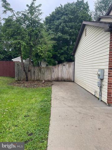 35 HONEYSUCKLE DR, Newark, DE 19702