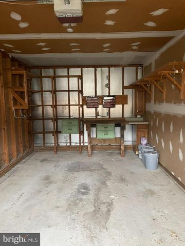 35 HONEYSUCKLE DR, Newark, DE 19702