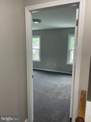 35 HONEYSUCKLE DR, Newark, DE 19702
