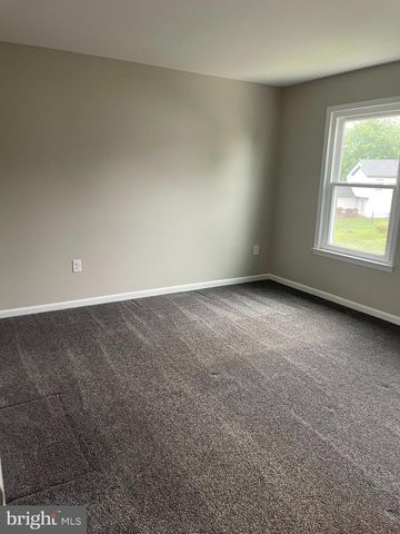 35 HONEYSUCKLE DR, Newark, DE 19702