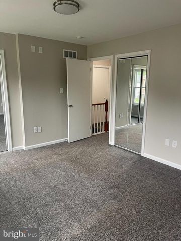 35 HONEYSUCKLE DR, Newark, DE 19702
