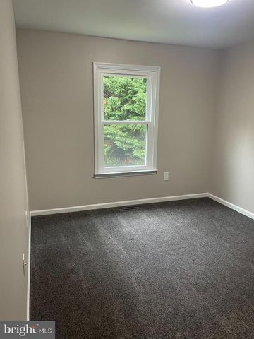 35 HONEYSUCKLE DR, Newark, DE 19702