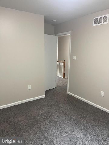 35 HONEYSUCKLE DR, Newark, DE 19702