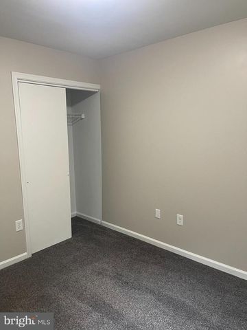 35 HONEYSUCKLE DR, Newark, DE 19702
