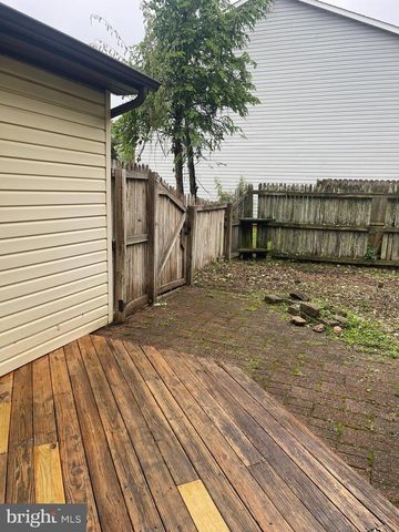 35 HONEYSUCKLE DR, Newark, DE 19702