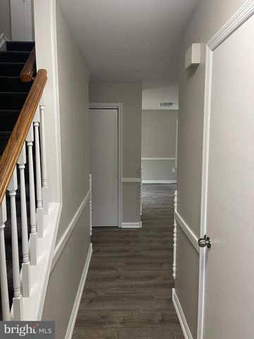 35 HONEYSUCKLE DR, Newark, DE 19702