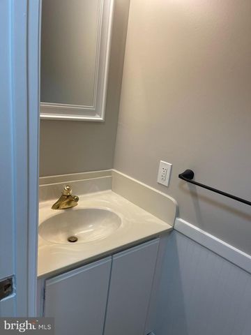 35 HONEYSUCKLE DR, Newark, DE 19702