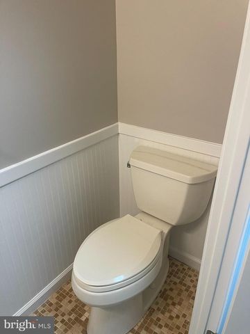 35 HONEYSUCKLE DR, Newark, DE 19702