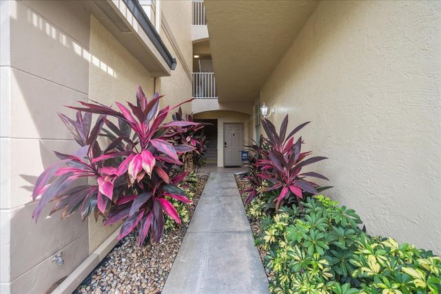 2020 Greenview Shores Boulevard 102, Wellington, FL 33414
