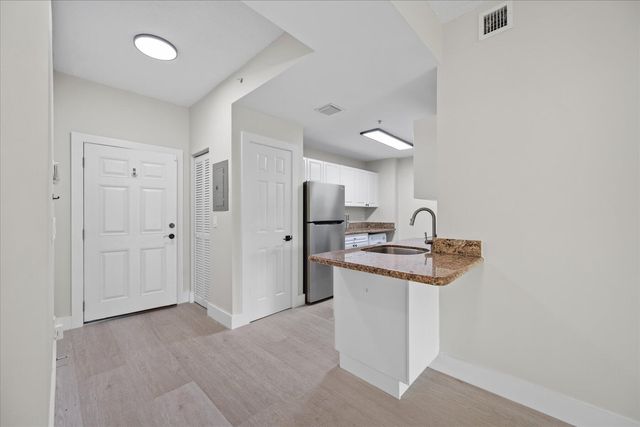 2020 Greenview Shores Boulevard 102, Wellington, FL 33414