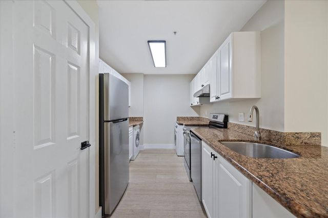 2020 Greenview Shores Boulevard 102, Wellington, FL 33414