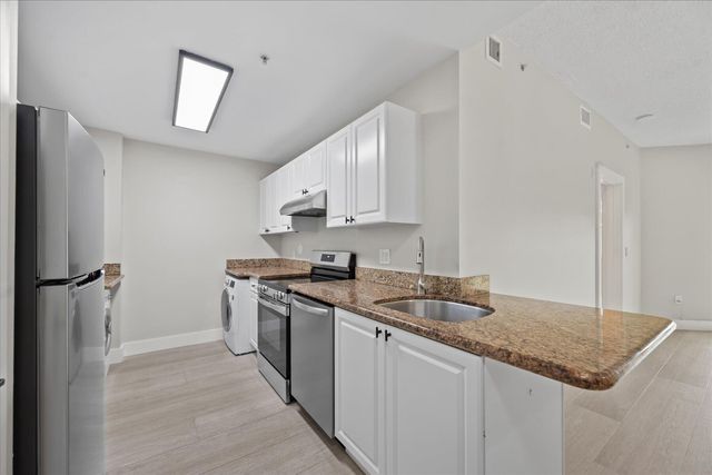 2020 Greenview Shores Boulevard 102, Wellington, FL 33414