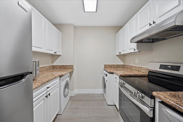 2020 Greenview Shores Boulevard 102, Wellington, FL 33414