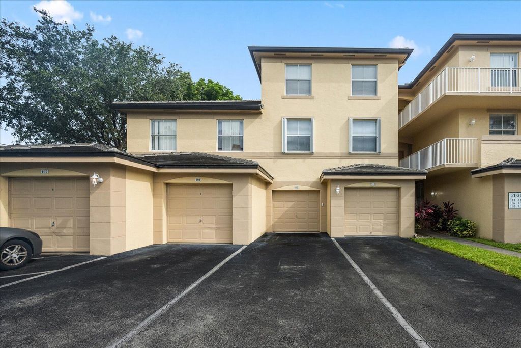 2020 Greenview Shores Boulevard 102, Wellington, FL 33414