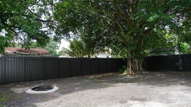 3280 NW 51st Ter, Miami, FL 33142