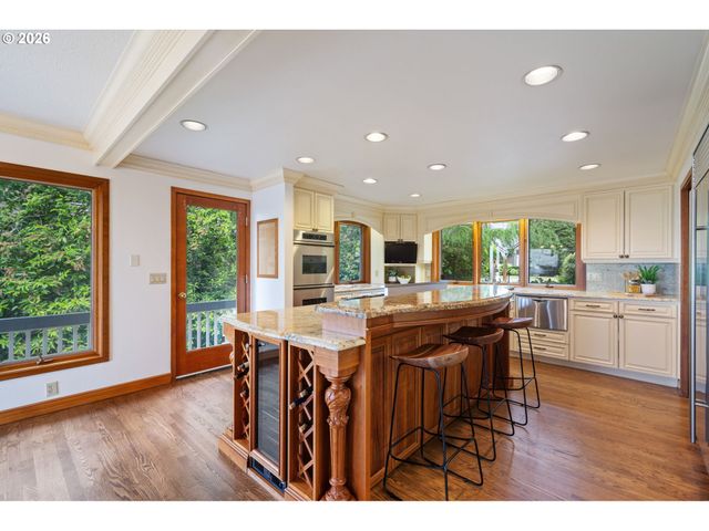 2495 PALISADES CREST Dr, Lake Oswego, OR 97034