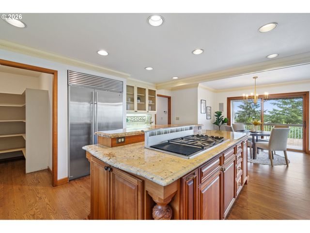 2495 PALISADES CREST Dr, Lake Oswego, OR 97034