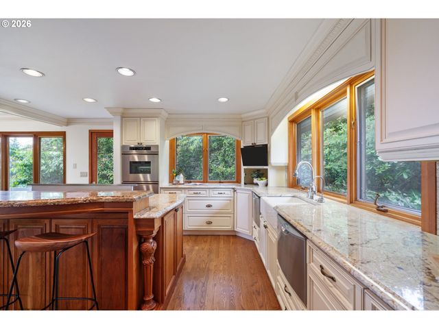 2495 PALISADES CREST Dr, Lake Oswego, OR 97034