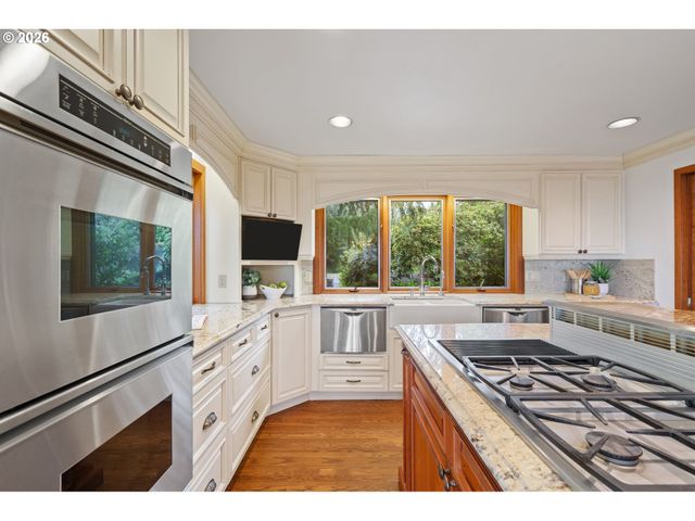 2495 PALISADES CREST Dr, Lake Oswego, OR 97034