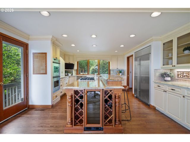 2495 PALISADES CREST Dr, Lake Oswego, OR 97034