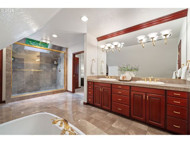 2495 PALISADES CREST Dr, Lake Oswego, OR 97034