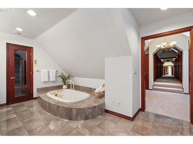 2495 PALISADES CREST Dr, Lake Oswego, OR 97034