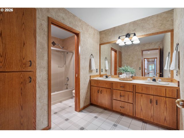 2495 PALISADES CREST Dr, Lake Oswego, OR 97034