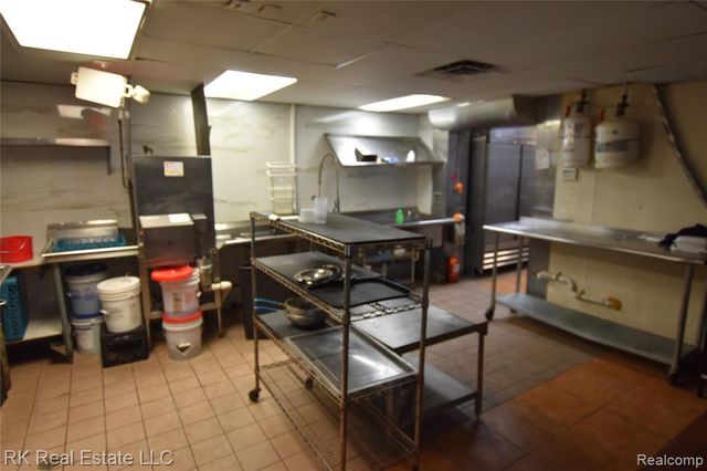 19840 Kelly Road, Harper Woods, MI 48225